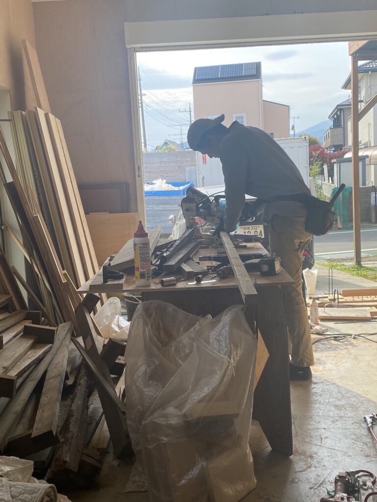 ガレージセールの商品、作成中！ ウッドクラフト WoodCraft株式会社丨神奈川県伊勢原市にある住宅・店舗デザイン会社